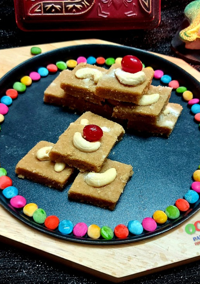 સુખડી (Sukhdi Recipe In Gujarati) રેસીપી મુખ્ય ફોટો