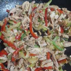 Una foto de Wok de pollo y vegetales