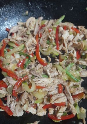 Una foto de Wok de pollo y vegetales
