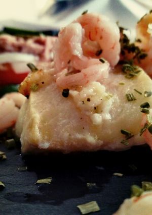 Una foto de Bacalao al horno con ensalada proteica