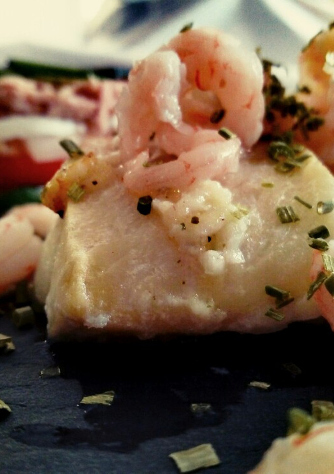 Una foto de Bacalao al horno con ensalada proteica