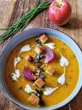 Vellutata di zucca,mela Fuji,zenzero e latte di cocco con crostini,semi ed erba cipollina