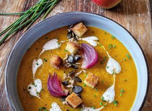 Foto di Vellutata di zucca,mela Fuji,zenzero e latte di cocco con crostini,semi ed erba cipollina
