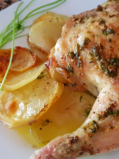 Una foto de Muslos de pollo horneados con patatas