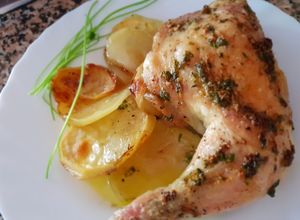 Foto principal de Muslos de pollo horneados con patatas