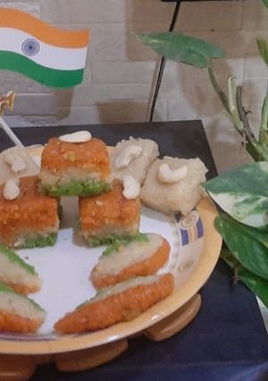 तिरंगा नारियल बर्फी (Tiranga nariyal Barfi recipe in Hindi) रेसिपी मुख्य फोटो