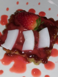 Una foto de Tarta de fresas y coco fresco con sirope natural