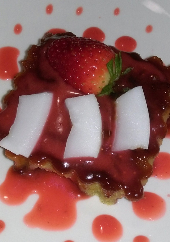 Una foto de Tarta de fresas y coco fresco con sirope natural