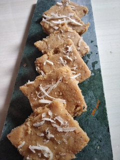 સુખડી(Sukhdi Recipe in Gujarati) રેસીપી મુખ્ય ફોટો