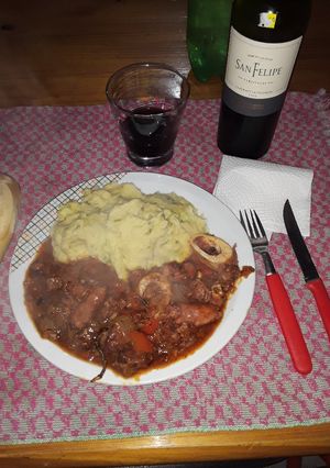 Una foto de Salsa de 3 carnes con puré de papas y garbanzos