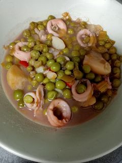 Una foto de Guisantes con calamares 🦑
