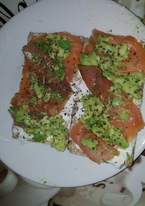 Foto principal de Pan wassa con queso de untar light, salmón ahumado y aguacate