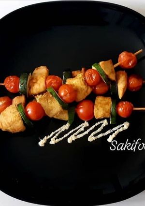 Une photo de Brochette poulet tomate  et courgettes
