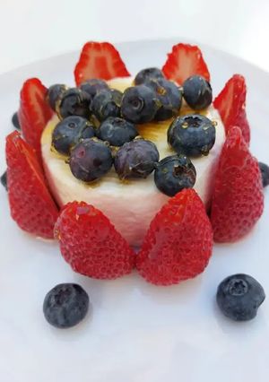 Una foto de Queso de cabra con fresas y arándanos