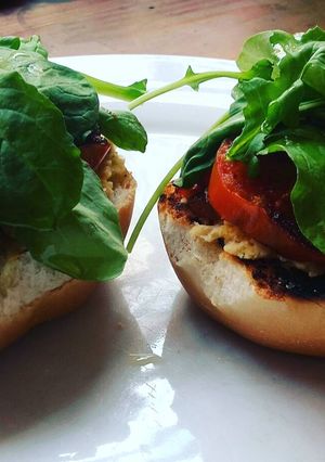 Una foto de Tostadas mediterráneas