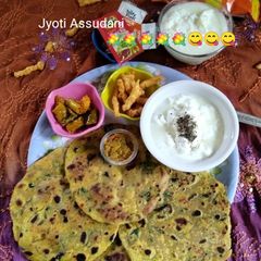 A picture of Thepla or fenugreek Paratha 😋😋😋.