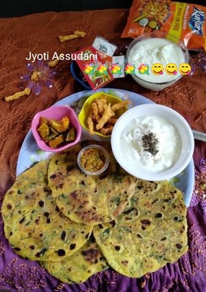 A picture of Thepla or fenugreek Paratha 😋😋😋.