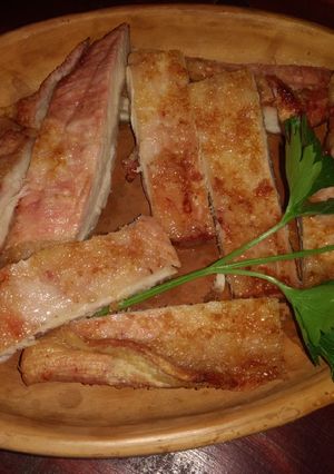 Una foto de Matambrito al horno con crema de palta y reciclado de paella