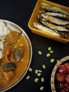 'குழம்பு கூட்டி' செய்த மொச்சை கருவாட்டு குழம்பு(mochai karuvattu kulambu recipe in tamil) செய்முறை முக்கிய புகைப்படம்
