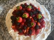 Una foto de pavlova de fruta