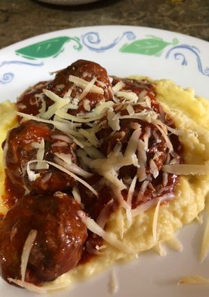Una foto de Polpetinas con tomate y puré de papas natural