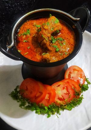 मुगलाई चिकन हंडी इन रेड ग्रेव्ही (chicken handi in red gravy recipe in marathi) रेसिपी चे मुख्य फोटो 