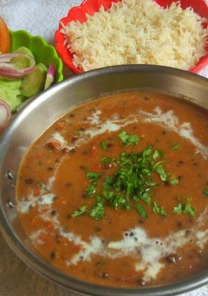 A picture of Dal makhni with rice.