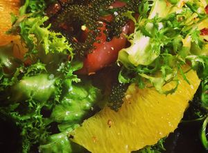 Hình của món Salad Cá Hồi Muối và Rong Nho.