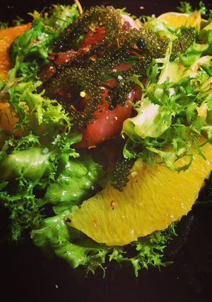 Hình của món Salad Cá Hồi Muối và Rong Nho.