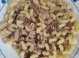 Una foto de Fideos con salsa de atún y crema de leche