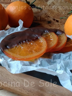 Una foto de Naranjas confitadas con chocolate