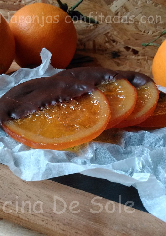 Una foto de Naranjas confitadas con chocolate