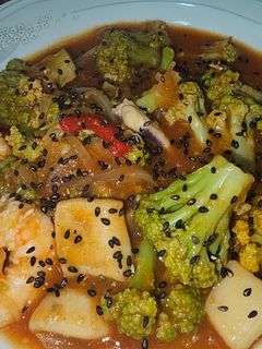 Una foto de Coliflor verde en salsa marinera