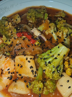 Una foto de Coliflor verde en salsa marinera