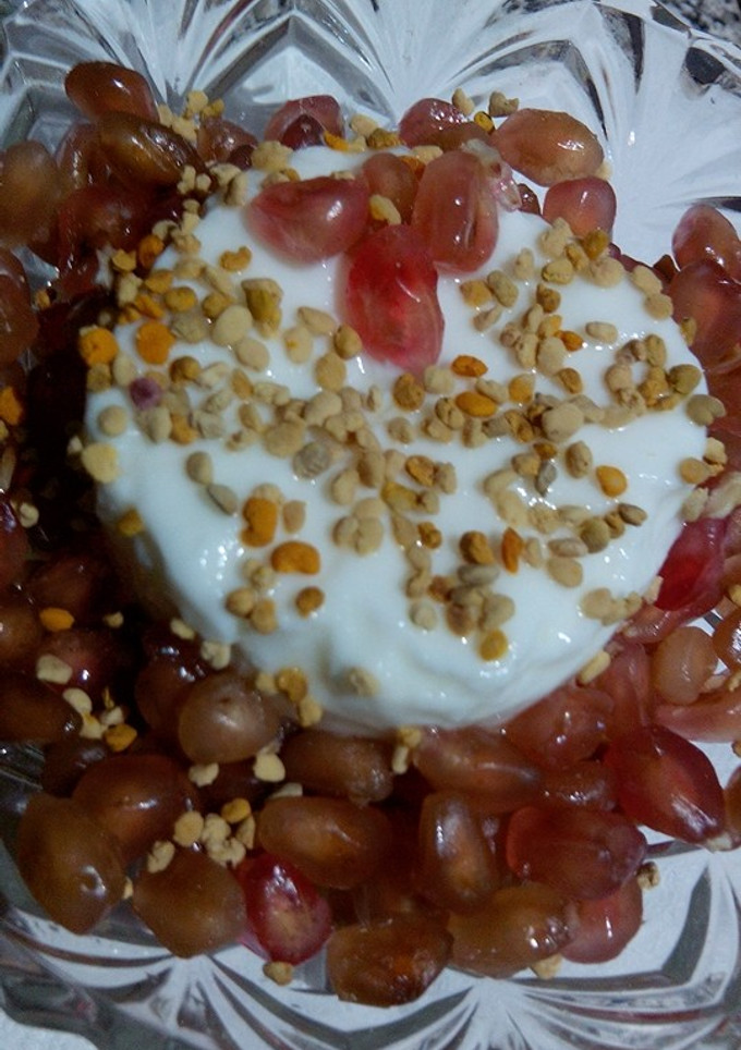 Una foto de Yogurt 0/0 con granada y polen