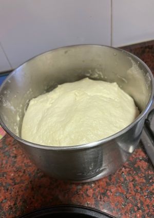Una foto de Masa de pizza floja en amasadora