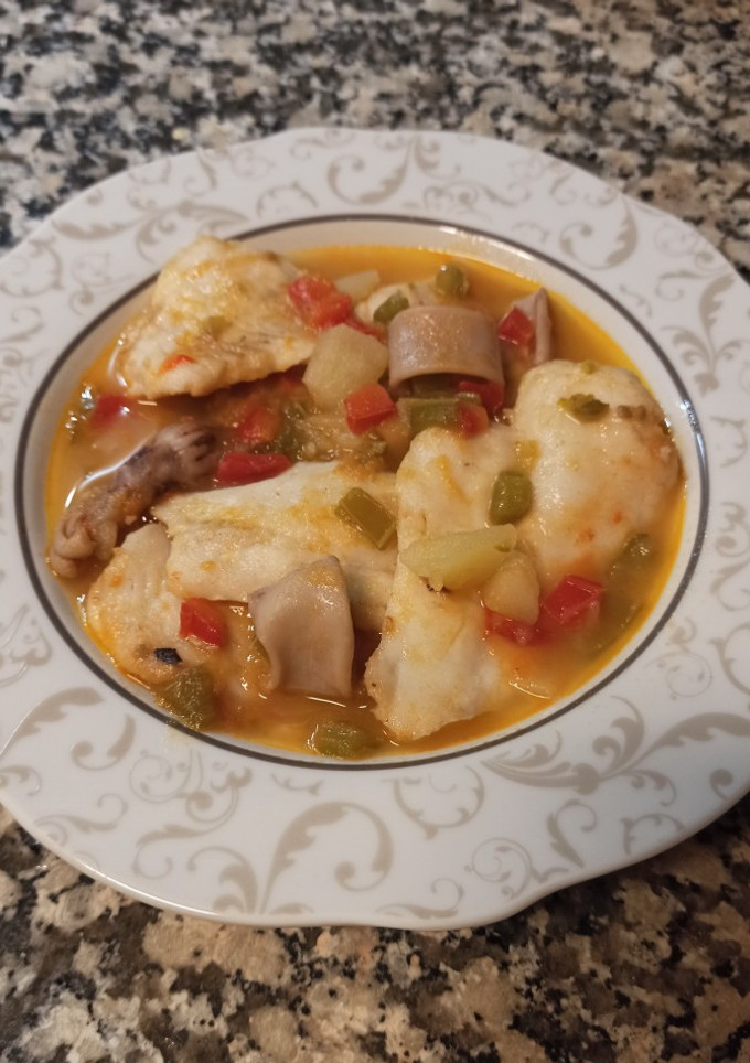 Una foto de Merluza con pimientos y calamares. Muy fácil