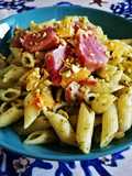 Mezze penne al pesto con tonno fresco scottato e arancia