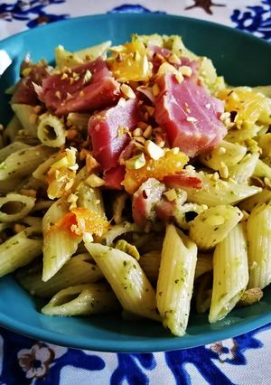 Foto di Mezze penne al pesto con tonno fresco scottato e arancia