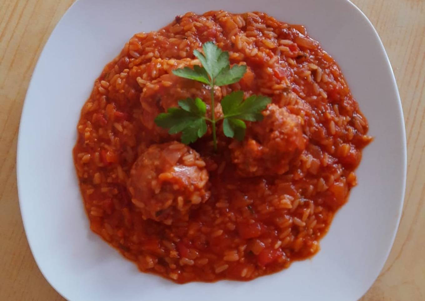 Albóndigas con arroz y salsa