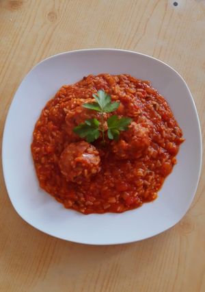 Una foto de Albóndigas con arroz y salsa