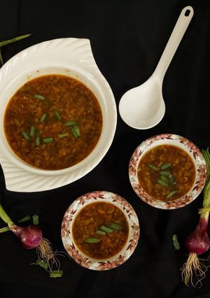 હોટ એન્ડ સોર સૂપ (Hot and Sour Soup Recipe In Gujarati) રેસીપી મુખ્ય ફોટો