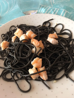 Una foto de Pasta de tinta de calamar con langostinos