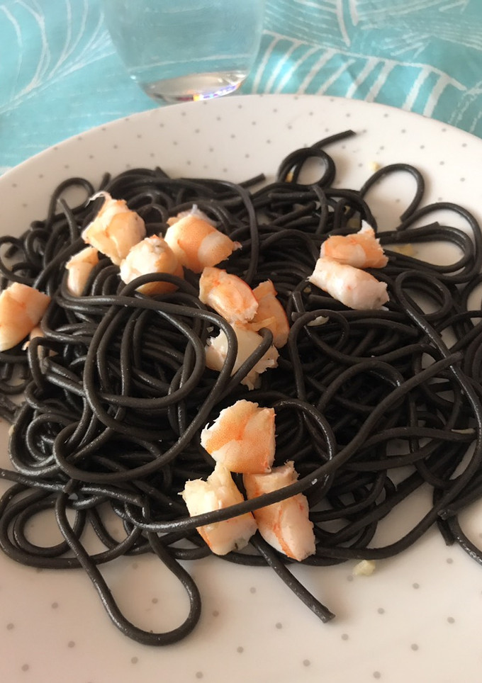 Una foto de Pasta de tinta de calamar con langostinos