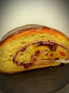 Una foto de Pan relleno de jamón York venezolano