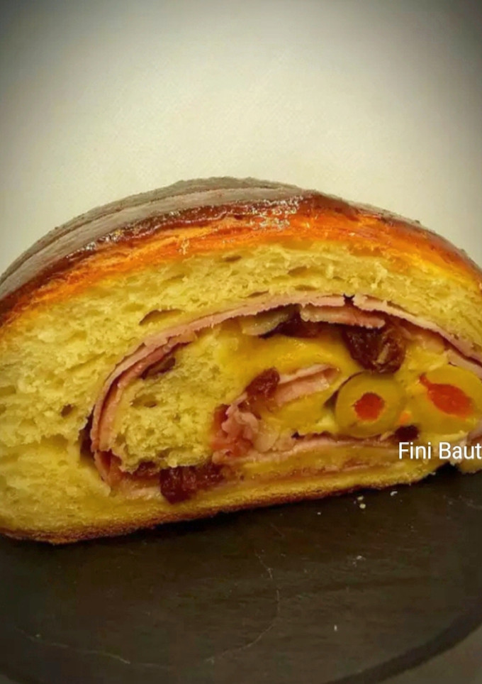 Una foto de Pan relleno de jamón York venezolano