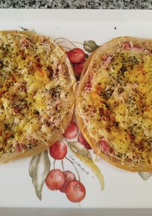Una foto de Pizzas crujientes de Obleas de arroz de atún con bacón y queso a tu gusto