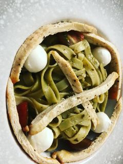 Una foto de Tagliateles al pesto con pechuga de pollo y bolas de mozzarella