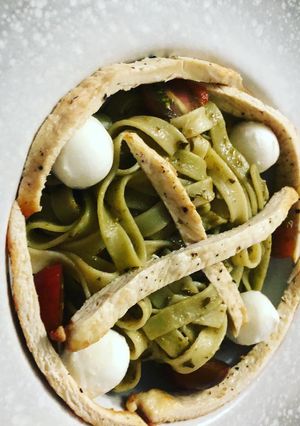 Una foto de Tagliateles al pesto con pechuga de pollo y bolas de mozzarella
