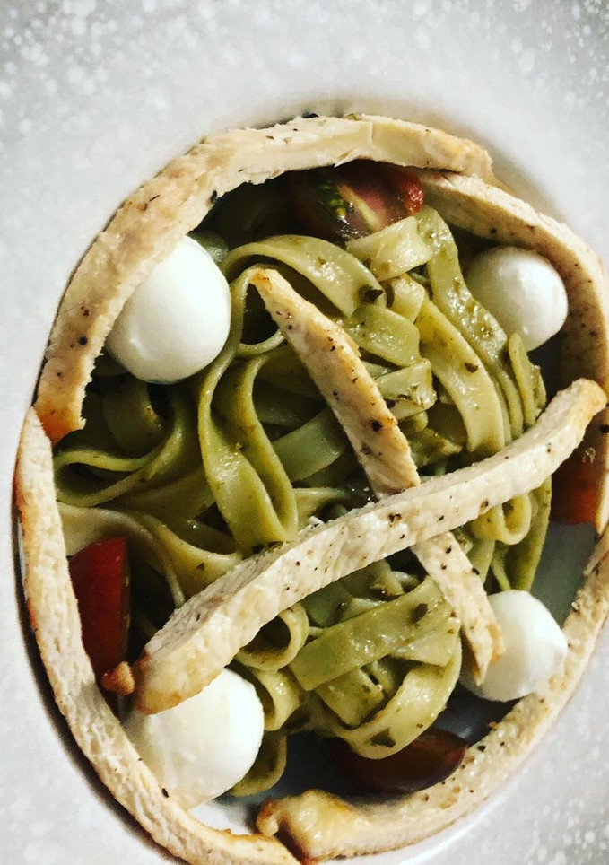 Una foto de Tagliateles al pesto con pechuga de pollo y bolas de mozzarella